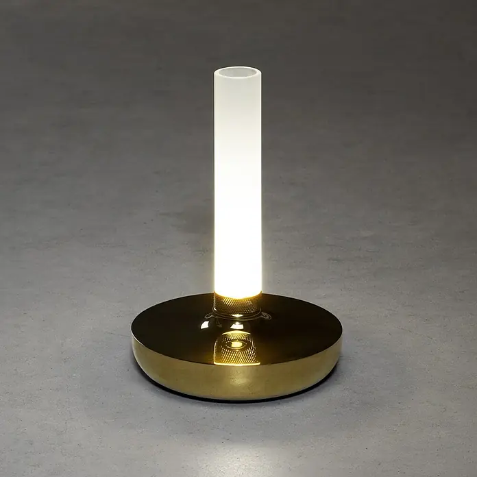 Konstsmide Akku-Tischleuchte Biarritz - 2,5 W, L x B x H: 13,5 x 13,5 x 20,5 cm, Gold, Warmweiß - Elegante Tischleuchte mit goldfarbenem Sockel und zylindrischem Lampenschirm, die warmes Licht spendet.