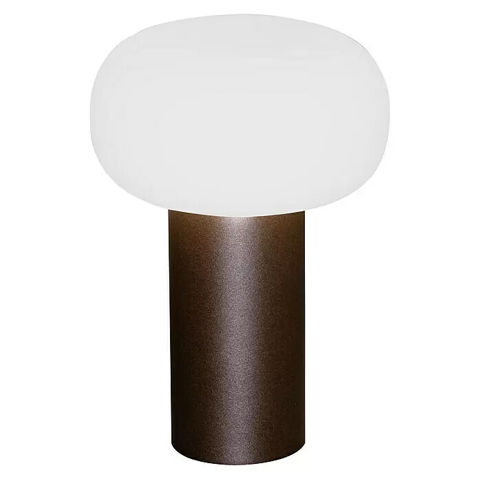 Konstsmide Akku-Tischleuchte Antibes - 2,5 W, L x B x H: 13 x 13 x 19 cm, Rost, Mehrfarbig - Moderne Tischlampe mit weißem kugelförmigem Lichtdiffusor auf einem texturierten braunen zylindrischen Sockel.