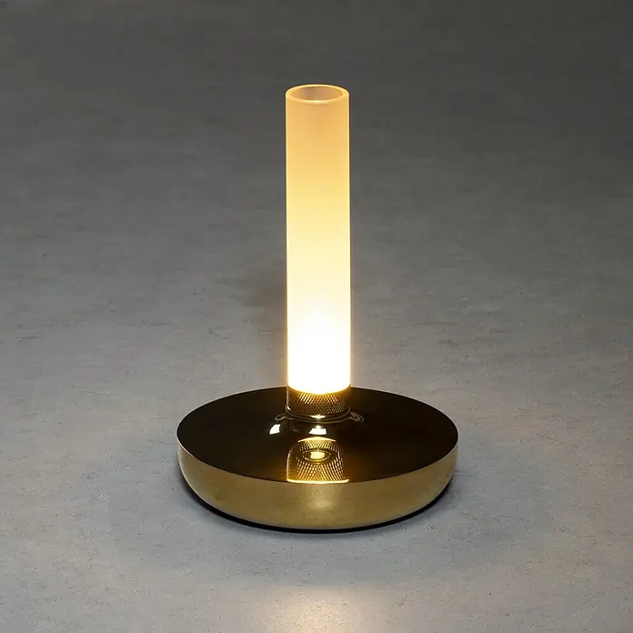 Konstsmide Akku-Tischleuchte Biarritz - 2,5 W, L x B x H: 13,5 x 13,5 x 20,5 cm, Gold, Warmweiß - Elegante Tischleuchte mit goldenem Sockel und zylindrischem Lampenschirm, die ein warmes, einladendes Licht verbreitet. Stilvolle Beleuchtung für jeden Raum.