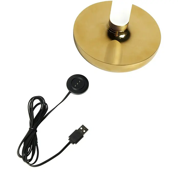 Konstsmide Akku-Tischleuchte Biarritz - 2,5 W, L x B x H: 13,5 x 13,5 x 20,5 cm, Gold, Warmweiß - Nahaufnahme einer eleganten goldenen Lampe mit einem Ladekabel, das einen USB-Anschluss hat. Das perfekte Accessoire für stilvolle Beleuchtung.