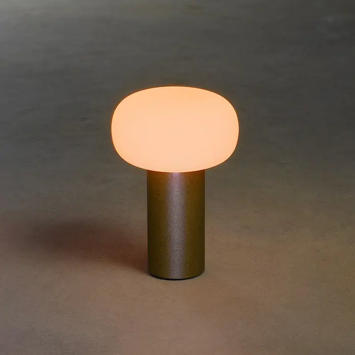 Konstsmide Akku-Tischleuchte Antibes - 2,5 W, L x B x H: 13 x 13 x 19 cm, Rost, Mehrfarbig - Nahaufnahme einer Glo Table Lampe, die ein sanftes, warmes Licht ausstrahlt, mit einem bronzefarbenen Sockel.