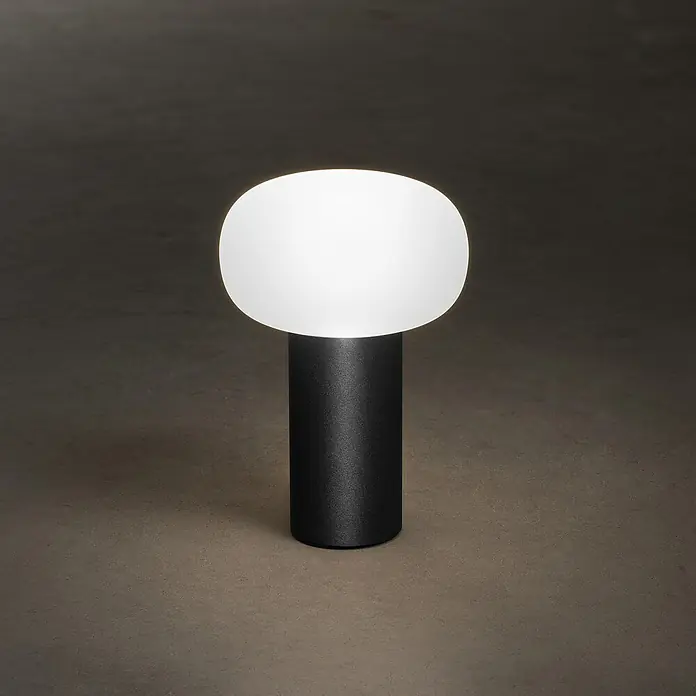 Konstsmide Akku-Tischleuchte Antibes - 2,5 W, L x B x H: 13 x 13 x 19 cm, Schwarz, Mehrfarbig - Die elegante Tischleuchte mit dem runden, diffusen Schirm und dem schlichten, schwarzen Sockel sorgt für stimmungsvolles Licht.
