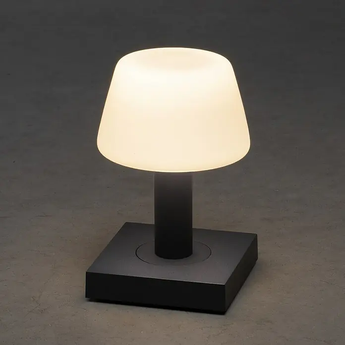 Konstsmide Akku-Tischleuchte Monaco - 2,5 W, L x B x H: 12,5 x 12,5 x 19 cm, Grau, Warmweiß - Elegante Tischleuchte mit schwarzem Sockel und mattiertem Lampenschirm, die ein warmes, diffuses Licht spendet.