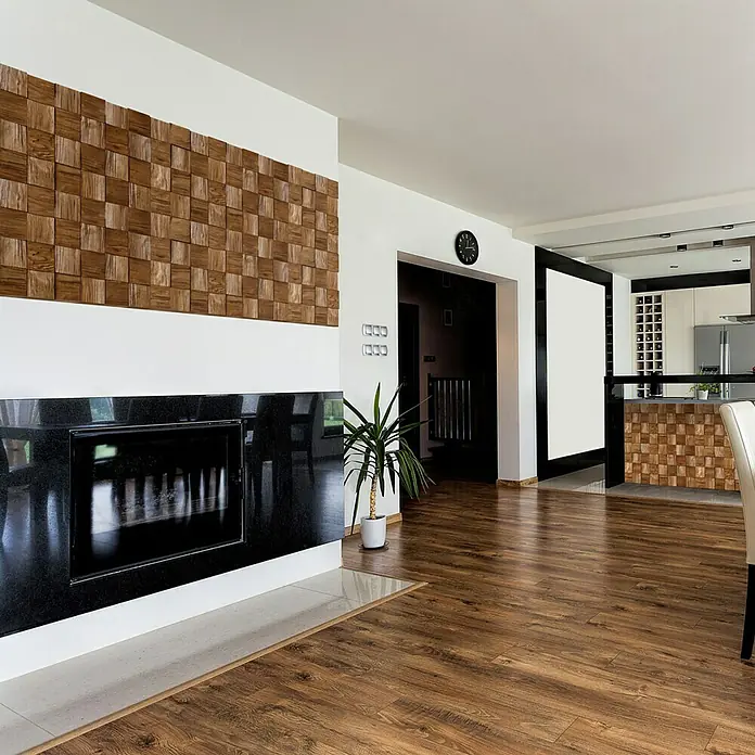 Wandpaneel Quadro III - Kiefer, 380 x 380 mm, Stärke: 6 mm - 14 mm, 0,58 m² - Elegantes Wohnzimmer mit einem modernen Kamin und einer Akzentwand aus Holzpaneelen, die dem Raum Wärme verleihen.\n
