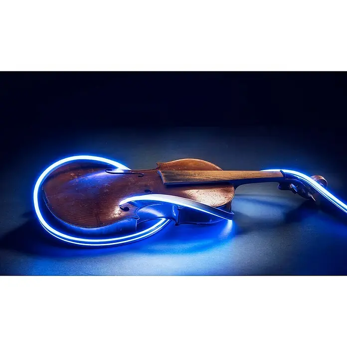 Alverlamp Tira LED a metros Neon - Largo: 100 m, Color de luz: Azul, 9 W, 1.308 lm - Esta imagen muestra un violín con iluminación de neón azul, dándole un aspecto moderno y único.
