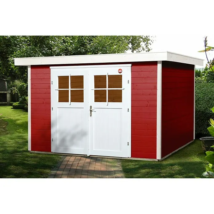 Weka Gerätehaus Colore 3 - Holz, Rot, Weiß - Ein roter Holzschuppen mit weißen Doppeltüren und einem weißen Dach in einem Garten. Das Gartenhaus bietet Stauraum und ist dekorativ.