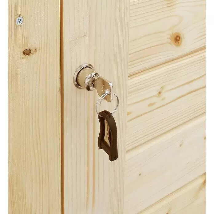 Bertilo Geräteschrank Multibox 3 - 82 x 200 x 163 cm, Natur - Silberner Metallschlüssel mit dunklem Schlüsselanhänger in einem Schloss an hellem Holz.