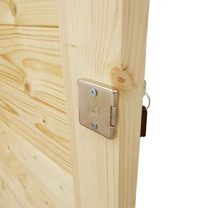 Bertilo Geräteschrank Multibox 3 - 82 x 200 x 163 cm, Natur - Nahaufnahme eines Holzschrankes mit einem silbernen Kastenschloss, das mit zwei Schrauben an der Holztür befestigt ist.