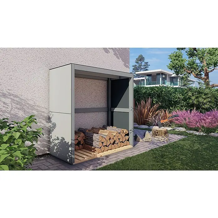 Bertilo Kaminholzregal HPL Fire 2 - 151 x 76 x 154 cm, Holz, Anthrazit/Hellgrau - Ein moderner Brennholzunterstand aus Metall mit Holzscheiten, integriert in eine Gartenlandschaft mit Pflanzen und einem Wohnhaus im Hintergrund.