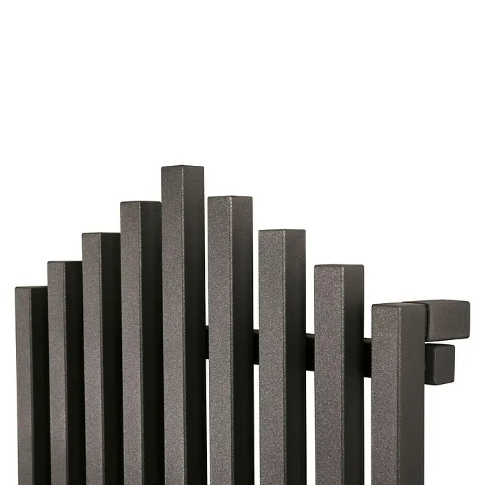 Szagato Designheizkörper Pipe - B x H: 510 x 1.800 mm, Wärmeleistung bei Vorlauftemperatur von 75 °C (D: 50): 1.118 W, Moonstone-Grau - Nahaufnahme eines modernen Heizkörpers mit vertikalen, rechteckigen Elementen in dunkler Farbe. Das Design ist schlicht und elegant.