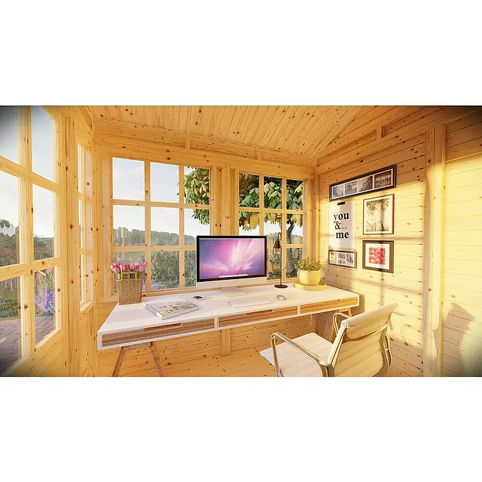 Bertilo Gerätehaus Teahouse - Außenmaß inkl. Dachüberstand (B x T): 276 x 266 cm, Holz, Natur - Ein gemütlicher Arbeitsplatz in einem Holzhaus mit einem weißen Schreibtisch, einem Apple Computer und einem bequemen Bürostuhl.