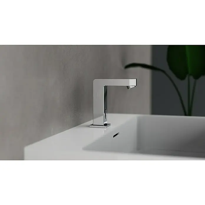 Camargue Kaltwasser-Standventil Sensor - Chrom, Glänzend - Modernes Badezimmer-Interieur mit einer eleganten, chromfarbenen Waschtischarmatur auf einem weißen Waschtisch. Minimalistisches Design.