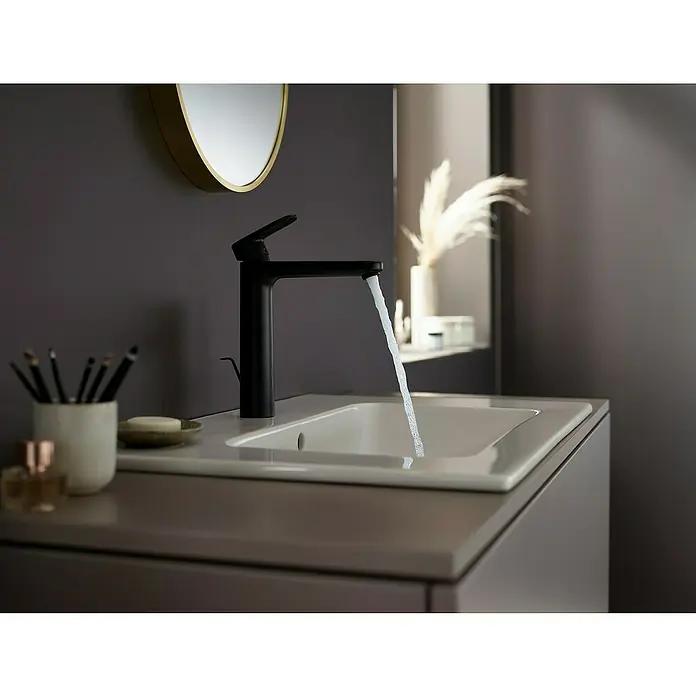 Hansgrohe Vernis Blend Waschtischarmatur 190 - Höhe: 25 cm, Schwarz, Matt - Elegante, schwarze Waschtischarmatur mit fließendem Wasser in einem modernen Badezimmer. Stilvolles Design und hochwertige Verarbeitung.
