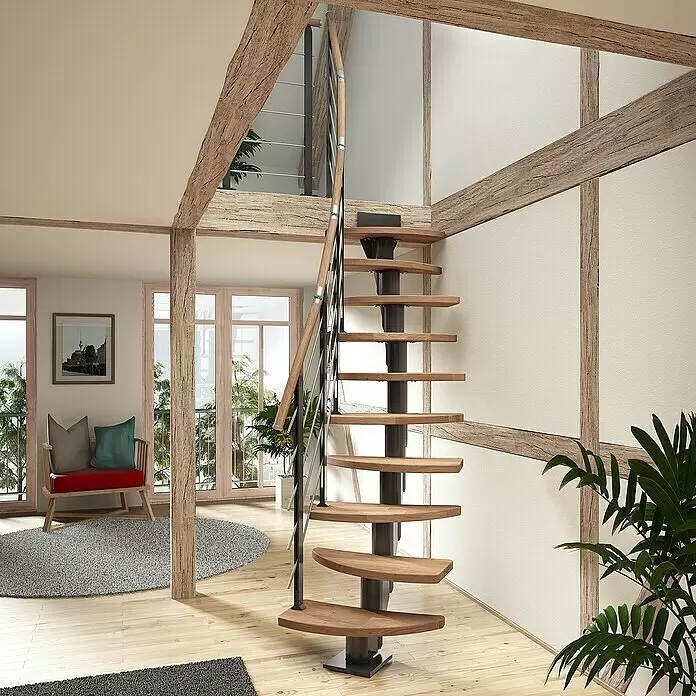 Dolle Mittelholmtreppe Berlin - Breite: 64 cm, Variabel, Anthrazitgrau, Farbe Stufen: Eiche Natur, Geschosshöhe: 240 cm - 292 cm - Moderne Wendeltreppe mit hellen Holzstufen, dunkler Mittelsäule und Holz-Metall-Geländer in einem Fachwerk-Wohnraum.
