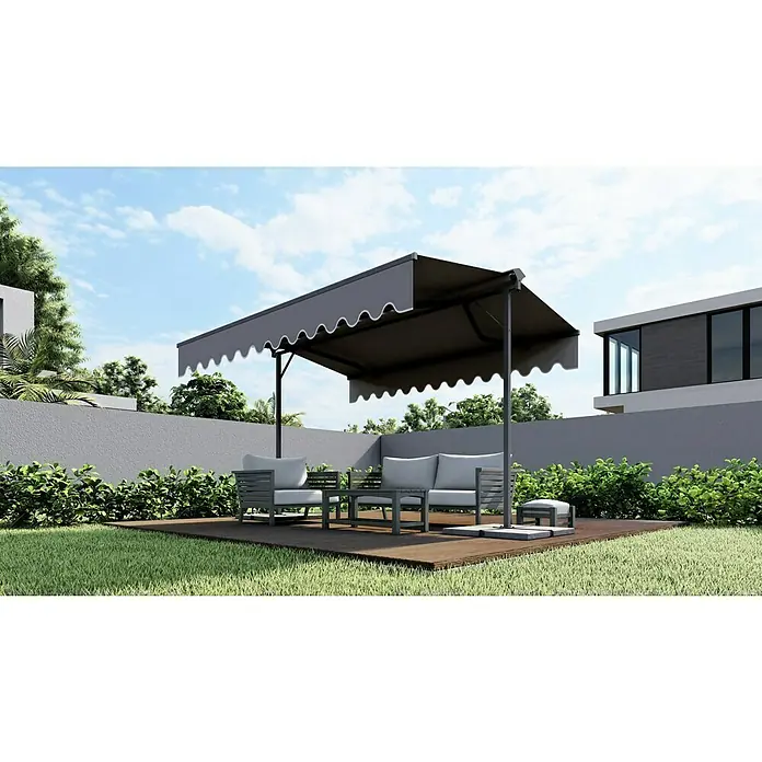 Standmarkise Henri - Anthrazitgrau, Breite: 3,95 m, Ausfall: 3 m - Eine graue Markise überspannt eine Lounge-Garnitur auf einer Holzterrasse, umgeben von einem gepflegten Garten. Die Markise bietet Schatten und Schutz vor Sonne.