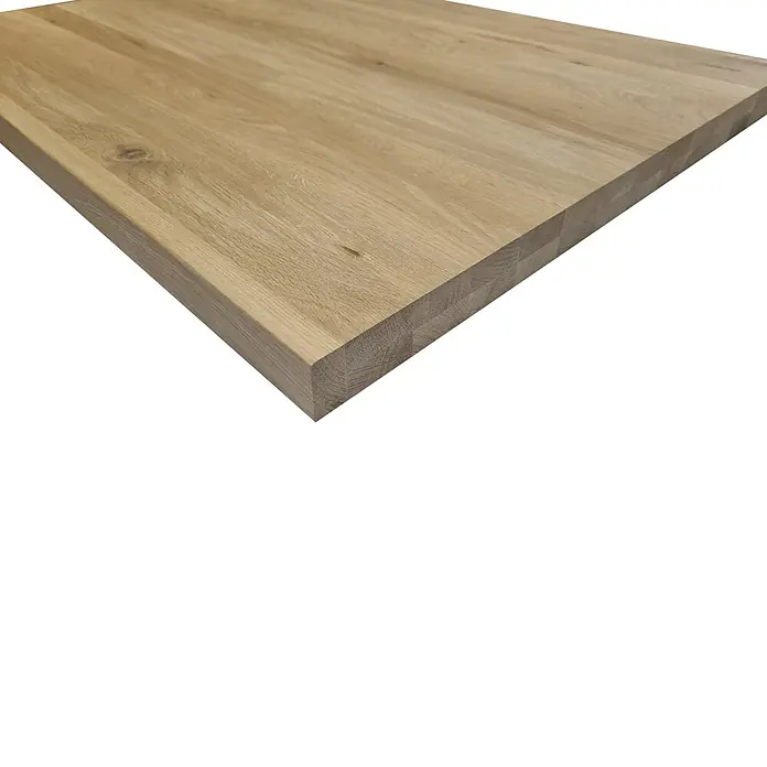 Leimholzplatte Treppenstufe Eiche Rustic - Eiche, Qualitätsstufe Leimholzplatte: B/C, 800 x 650 x 40 mm - Nahaufnahme einer hellen Holzplatte mit sichtbarer Maserung und einer abgerundeten Kante, ideal für Möbelbau und Innenausbau.