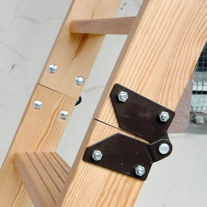 Profi Depot Schlossschraube mit Mutter - Länge: 50 mm, M 6, Stahl, 100 Stk. - Nahaufnahme einer Holzleiter mit stabilen Sprossen und Metallbeschlägen, die für eine sichere Verbindung sorgen.