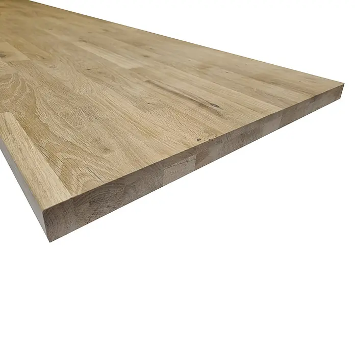 Leimholzplatte Treppenstufe Eiche Rustic - Eiche, Qualitätsstufe Leimholzplatte: B/C, 2.400 x 650 x 40 mm - Bild einer hellen Holzplatte mit deutlicher Maserung und einer abgerundeten Kante, ideal für Möbelbau und Inneneinrichtung.