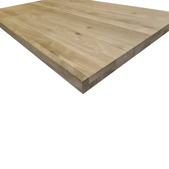 Leimholzplatte Treppenstufe Eiche Rustic - Eiche, Qualitätsstufe Leimholzplatte: B/C, 1.000 x 650 x 40 mm - Nahaufnahme einer hellen Holzplatte, die eine robuste und hochwertige Verarbeitung für Möbel oder Arbeitsflächen erkennen lässt.