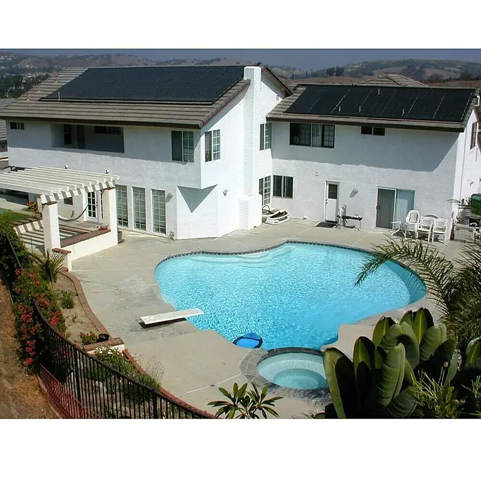 Sunset Solar-Schwimmbadanlage Sunstar 1 - Einsatzbereich: Schwimmbaderwärmung - Ein Haus mit einem Schwimmbad und Solarmodulen auf dem Dach. Die Solarmodule versorgen das Haus umweltfreundlich mit Strom.