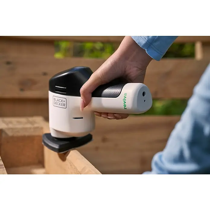 Black+Decker reviva Lijadora delta de batería - 12 V, 1,5 Ah, 11.000 r.p.m. - Un primer plano de la lijadora múltiple inalámbrica BLACK+DECKER Reviva que se utiliza en una pieza de madera.