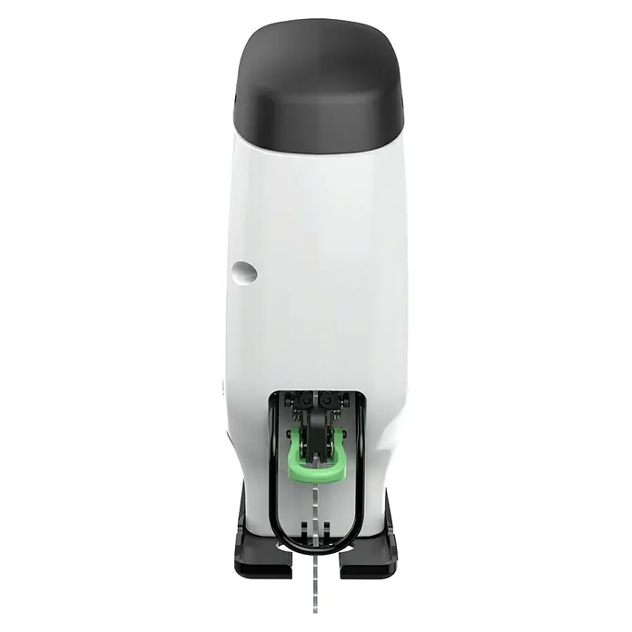 Black+Decker reviva Sierra de calar de batería - 12 V, 1 batería, 1,5 Ah - Vista superior de una sierra de calar. La sierra de calar tiene un cuerpo negro y un mango verde. Se utiliza para cortar madera.