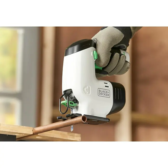 Black+Decker reviva Sierra de calar de batería - 12 V, 1 batería, 1,5 Ah - Corte de precisión: sierra de calar Black+Decker en acción para cortes limpios de tubos. Ideal para aficionados al bricolaje y profesionales.