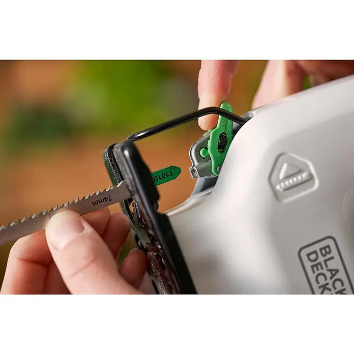 Black+Decker reviva Sierra de calar de batería - 12 V, 1 batería, 1,5 Ah - Primer plano de una sierra de calar Black+Decker insertando una hoja, centrándose en el mecanismo y la hoja.