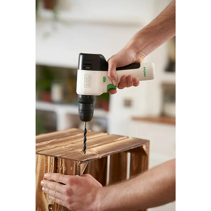 Black+Decker reviva Taladro atornillador de batería - 12 V, 1 batería, 1,5 Ah, 26 Nm - El taladro inalámbrico Black+Decker Reviva perfora con precisión una caja de madera, ideal para proyectos de bricolaje.