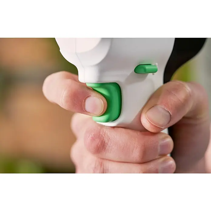 Black+Decker reviva Taladro atornillador de batería - 12 V, 1 batería, 1,5 Ah, 26 Nm - Primer plano de una mano apretando un gatillo verde sobre un objeto blanco. El foco está en el acto de apretar el gatillo.