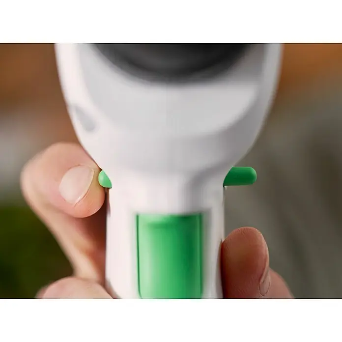 Black+Decker reviva Taladro atornillador de batería - 12 V, 1 batería, 1,5 Ah, 26 Nm - Primer plano de un termómetro de fiebre sostenido en la mano, listo para una lectura de temperatura precisa.