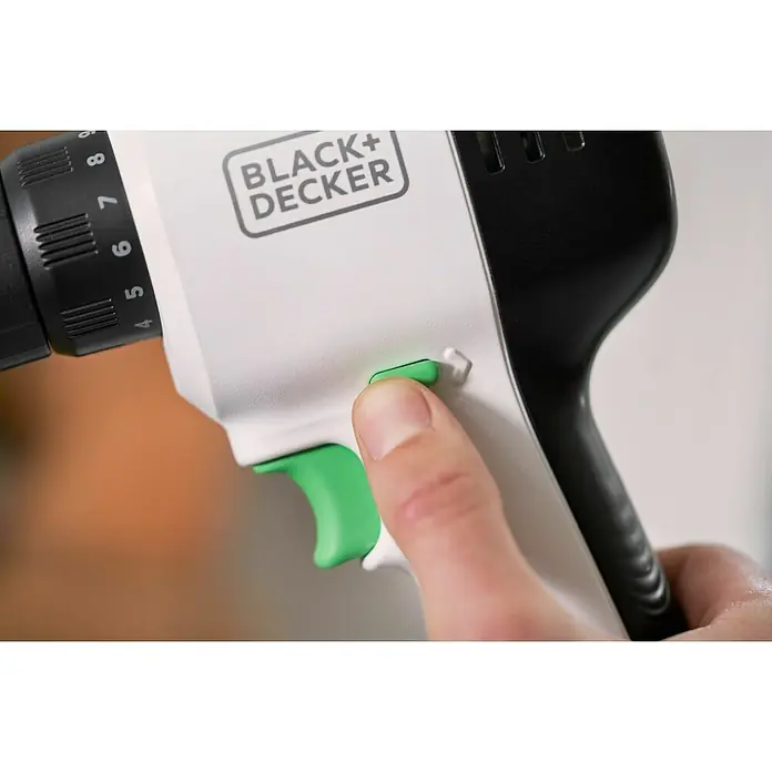 Black+Decker reviva Taladro atornillador de batería - 12 V, 1 batería, 1,5 Ah, 26 Nm - Primer plano de un taladro inalámbrico Black+Decker, que muestra un dedo presionando el gatillo. El taladro tiene un diseño elegante en blanco y negro.
