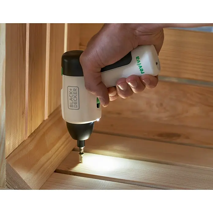 Black+Decker reviva Atornillador de batería - 3,6 V, 1 batería, 1,5 Ah, 5,5 Nm - Primer plano de un atornillador inalámbrico Black+Decker Reviva atornillando un tornillo en un trozo de madera.