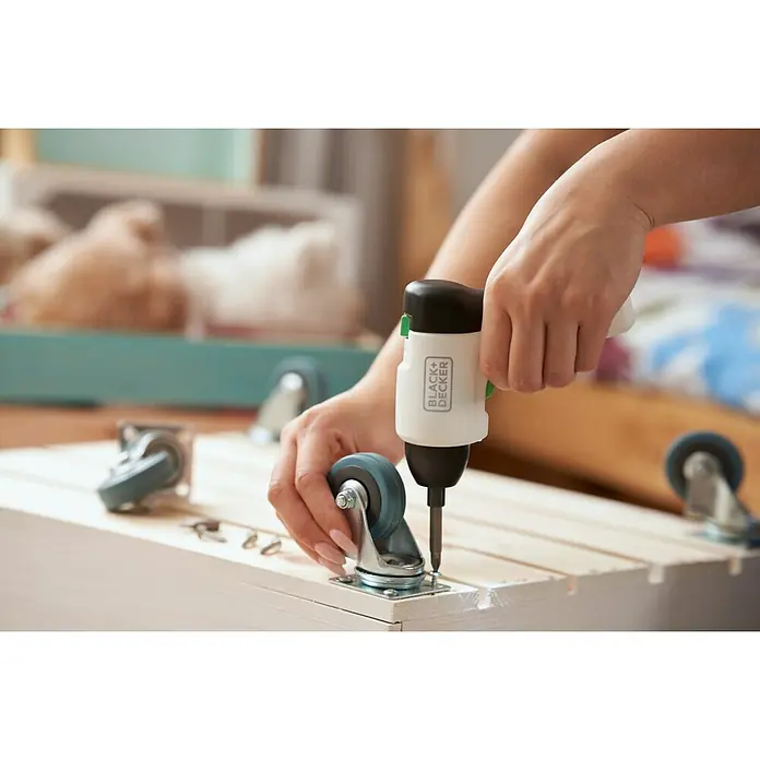 Black+Decker reviva Atornillador de batería - 3,6 V, 1 batería, 1,5 Ah, 5,5 Nm - Una persona está fijando un rodillo azul a una tabla de madera con un destornillador inalámbrico Black+Decker.