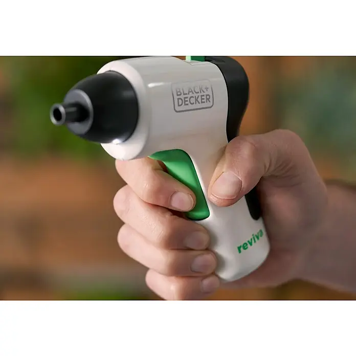 Black+Decker reviva Atornillador de batería - 3,6 V, 1 batería, 1,5 Ah, 5,5 Nm - Primer plano de un destornillador inalámbrico Black+Decker Reviva en una mano, utilizado para proyectos de bricolaje.