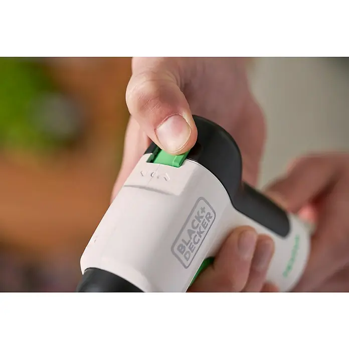 Black+Decker reviva Atornillador de batería - 3,6 V, 1 batería, 1,5 Ah, 5,5 Nm - Primer plano de una herramienta Black+Decker operada por una mano.