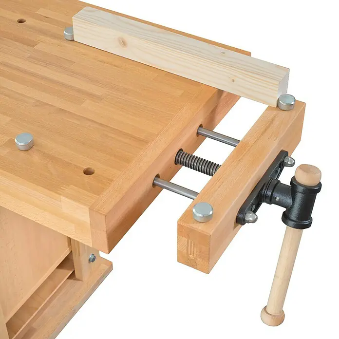 Ramia Hobelbank Advanced 1500 - L x B: 1.500 x 650 mm, Arbeitshöhe: 850 mm, Holz - Nahaufnahme einer Holzwerkbank mit Schraubstock, die Funktionalität und Handwerkskunst vereint.