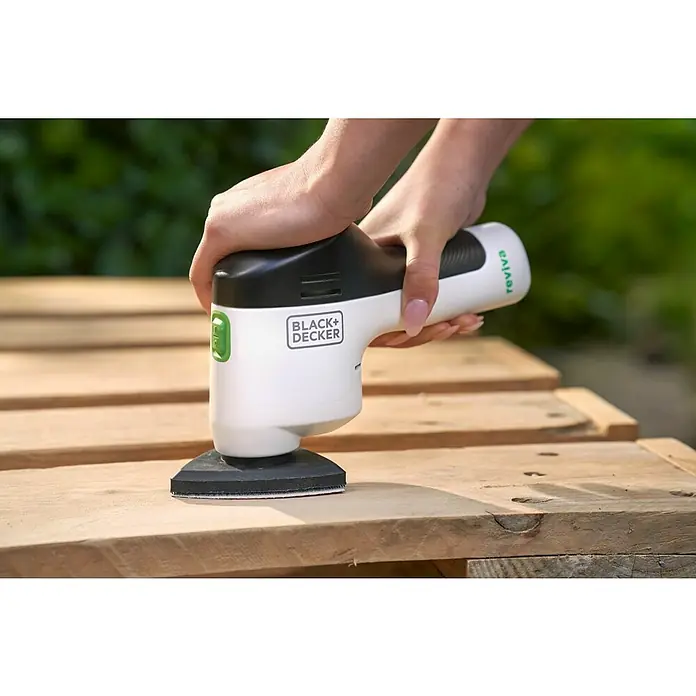 Black+Decker reviva Lijadora delta de batería - 12 V, 1,5 Ah, 11.000 r.p.m. - Primer plano de una lijadora de detalle inalámbrica Black+Decker Reviva en acción sobre una superficie de madera.