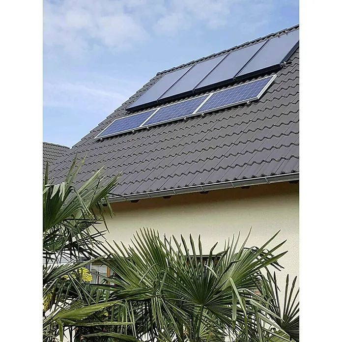 Sunset Solaranlage Sunsol 6 HZ/2 - Mit Frischwasserspeicher 600 l, Kollektorfläche: 10,04 m², Geeignet für: 2 - 4 Personen (Einfamilien- oder Mehrfamilienhaus) - Sonnenkollektoren und Solarmodule auf dem Dach eines Hauses. Sie erzeugen saubere Energie und reduzieren den CO2-Fußabdruck.
