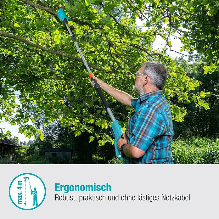 Gardena Power for All 18V Akku-Hochentaster - 18 V, Ohne Akku, Schwertlänge: 20 cm - Mann benutzt eine Gardena Akku-Hochentaster zum Beschneiden von Ästen in einem Garten.