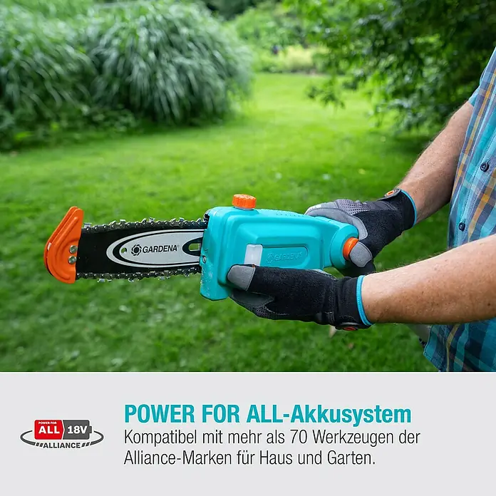 Gardena Power for All 18V Akku-Hochentaster - 18 V, Ohne Akku, Schwertlänge: 20 cm - Nahaufnahme einer GARDENA Akku-Kettensäge mit POWER FOR ALL-Akkusystem, gehalten von einer Person im Garten.