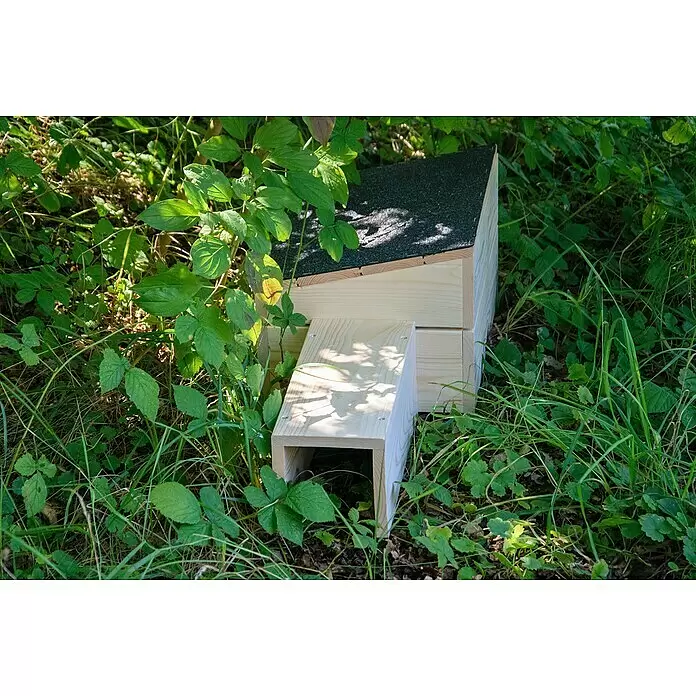 Dobar Igelhaus - 74,5 x 29 x 24 cm, Holz, Braun/Schwarz - Ein helles Tierhaus aus Holz mit dunklem, strukturiertem Dach, eingebettet in grünes Laub.