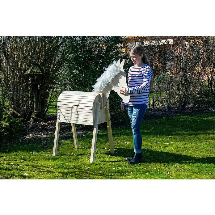 Dobar Holzpferd Amadeus - L x B x H: 108 x 48 x 137 cm, Altersempfehlung: 3 Jahre - Mädchen umarmt ein hölzernes Spielzeugpferd mit weißer Mähne im Garten. Einzigartiges und charmantes Design für Kinder zum Spielen im Freien.