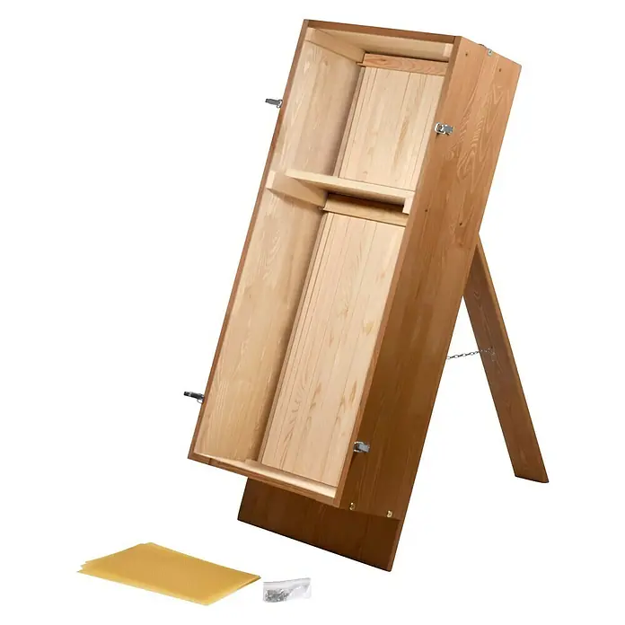 Dobar Bienenkiste - 116 x 47,5 x 30 cm - Ein Schrankregal aus hellem Holz steht vor einem schwarzen Hintergrund und bietet Stauraum mit einem zusätzlichen Fachbrett.