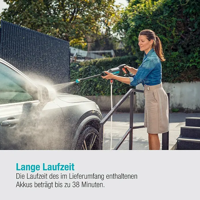 Gardena Power for All 18V Akku-Druckreiniger AquaClean 24/18V PR - 18 V, 1 Akku, 2,5 Ah - Frau wäscht ein Auto mit einem Gardena-Hochdruckreiniger. Lange Akkulaufzeit bis zu 38 Minuten.