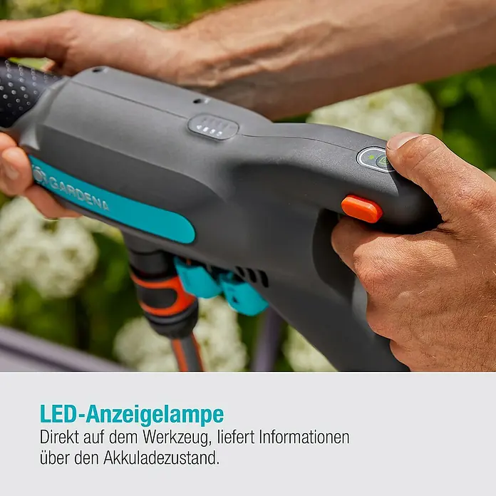 Gardena Power for All 18V Akku-Druckreiniger AquaClean 24/18V PR - 18 V, 1 Akku, 2,5 Ah - Nahaufnahme einer GARDENA-Spritzpistole mit LED-Anzeige, die den Akkuladestand anzeigt.