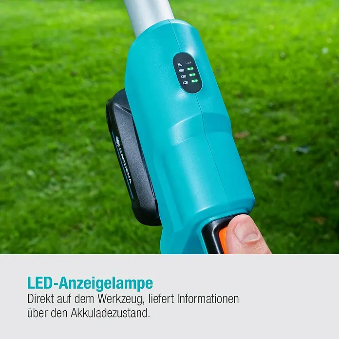 Gardena Power for All 18V Teleskop-Heckenschere - 18 V, 1 Akku, Schwertlänge: 42 cm - Nahaufnahme des Gardena Akku-Rasentrimmers mit LED-Anzeige für den Akkuladestand.