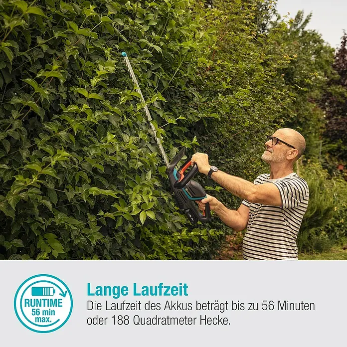 Gardena Power for All 18V Akku-Heckenschere ComfortCut 60 - 18 V, Li-Ionen, Ohne Akku, Schwertlänge: 60 cm - Ein Mann schneidet eine Hecke mit einer Gardena Akku-Teleskop-Heckenschere, die bis zu 56 Minuten Laufzeit bietet.