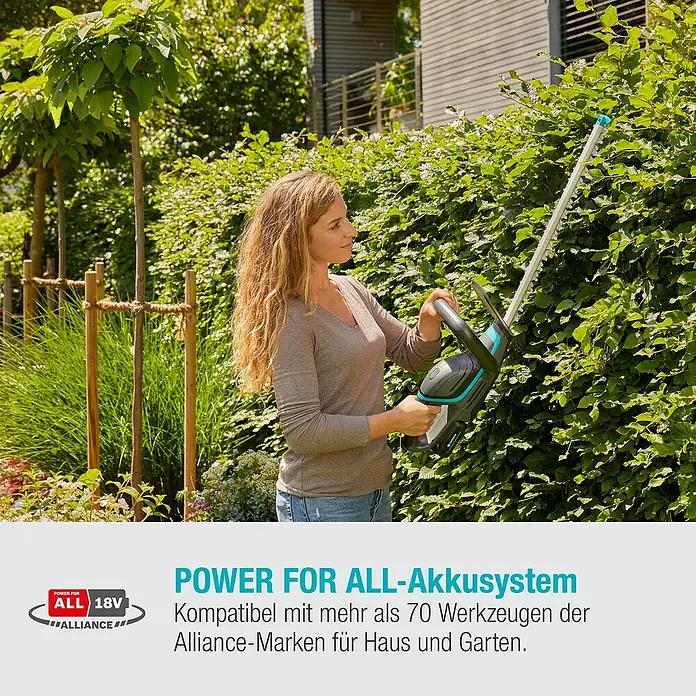 Gardena Power for All 18V Akku-Heckenschere ComfortCut 50 - 18 V, Li-Ionen, 1 Akku, Schwertlänge: 50 cm - Frau schneidet Hecke mit Akku-Heckenschere. Das Gerät ist Teil des POWER FOR ALL-Akkusystems.