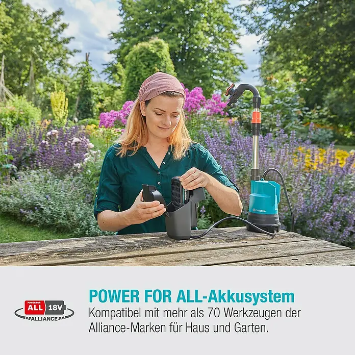 Gardena Power for All 18V Akku-Regenfasspumpe - 18 V, 1 Akku, Max. Fördermenge: 2.000 l/h - Eine Frau setzt einen Akku in eine GARDENA-Pumpe ein, um sie für Gartenarbeiten vorzubereiten.